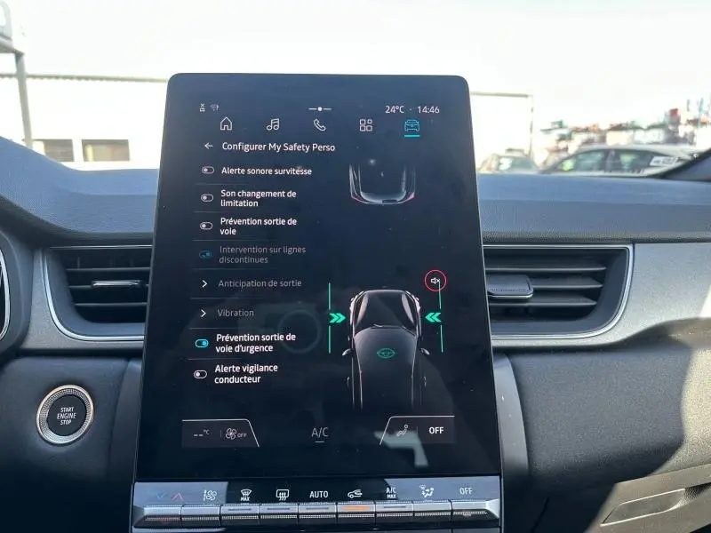Vue intérieure centrée sur l'écran tactile du tableau de bord du Renault Captur 2025, affichant les aides à la conduite.