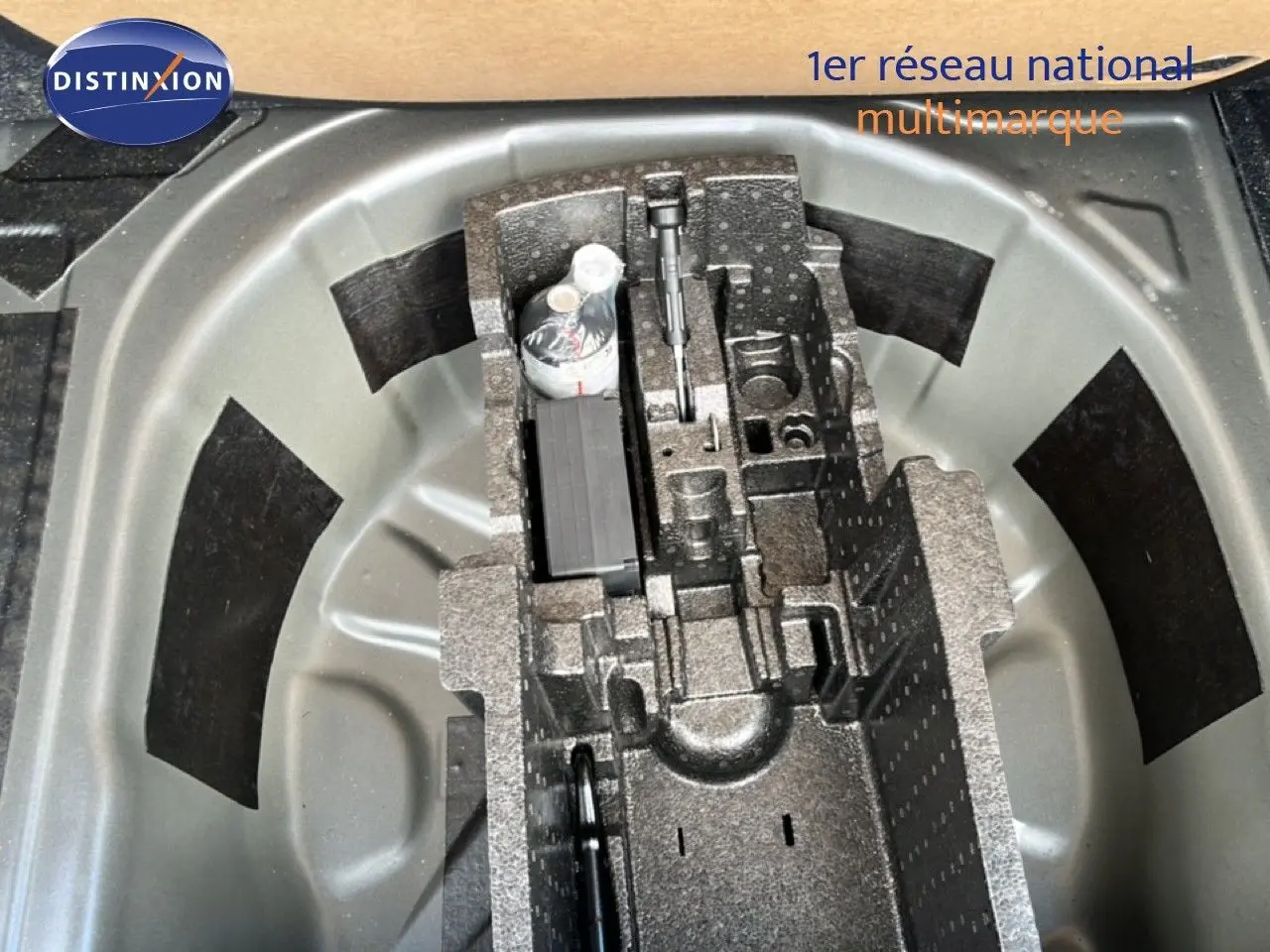 Vue plongeante sur le rangement en mousse gris dans le coffre d'une Skoda Scala gris magnétique 2025.