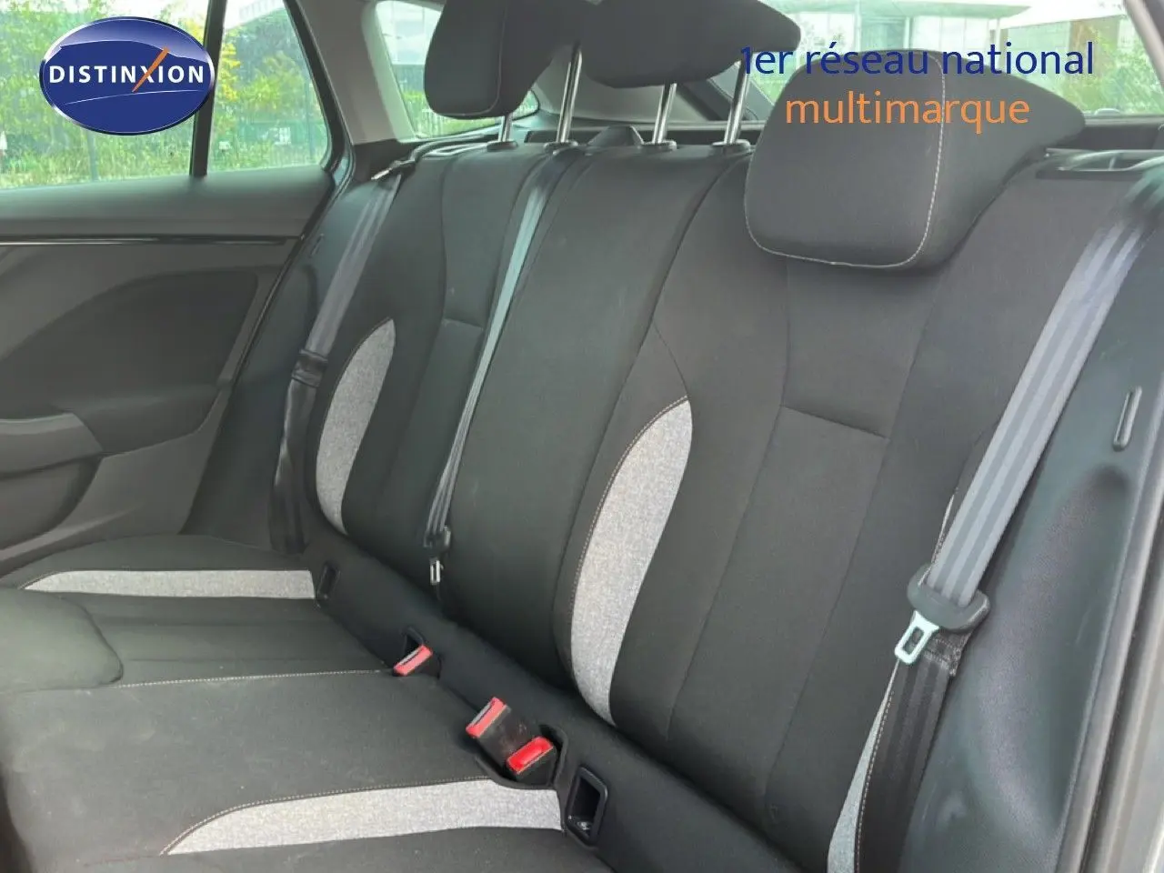 Vue intérieure côté arrière droit montrant les sièges arrière gris noir avec inserts tissu clair de la Skoda Scala 2025.