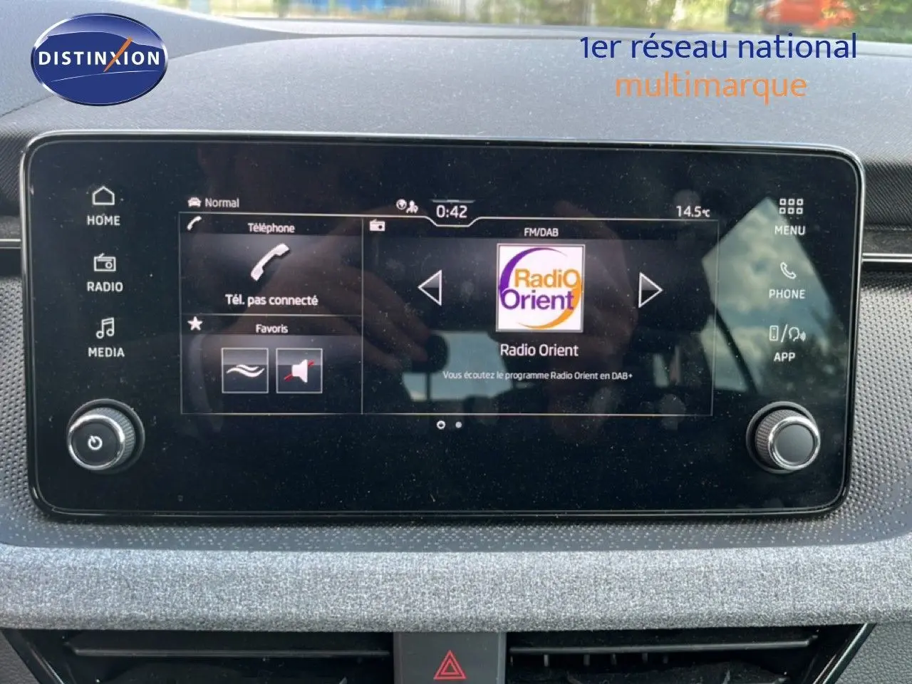 Écran tactile multimédia de la Skoda Scala gris magnétique, affichant la radio Radio Orient en mode FM/DAB.