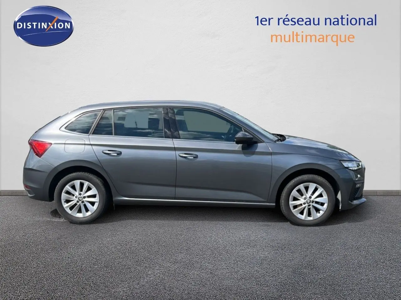 Profil droit d'une Skoda Scala 2025 gris magnétique métallisé avec jantes alliage et vitres teintées.