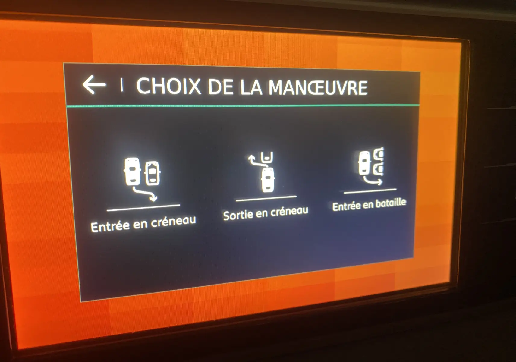 Écran intérieur du Citroën Grand C4 Spacetourer noir Perla affichant le choix de manœuvre de stationnement assisté.