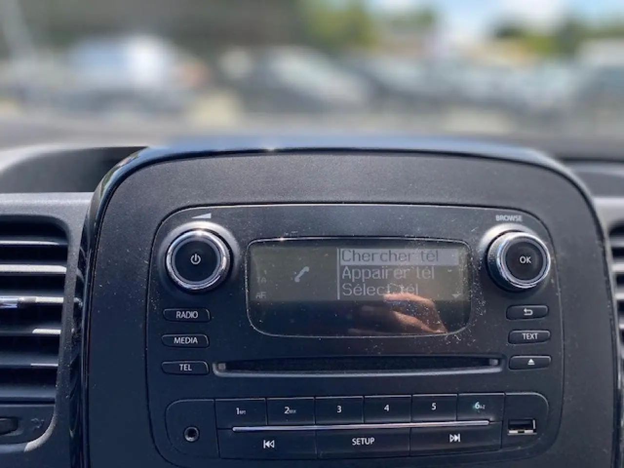 Console centrale noire de l'Opel Vivaro 2018, affichant l'écran tactile avec options téléphone en gros plan.
