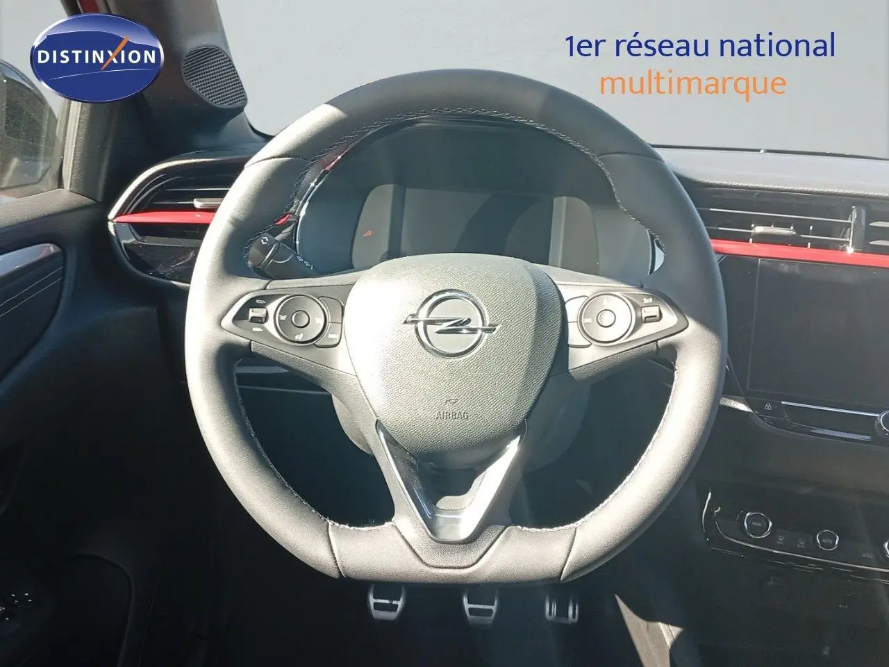 Volant cuir noir avec commandes intégrées de l'Opel Corsa 1.2 Turbo 2023, tableau de bord moderne avec touches rouges.