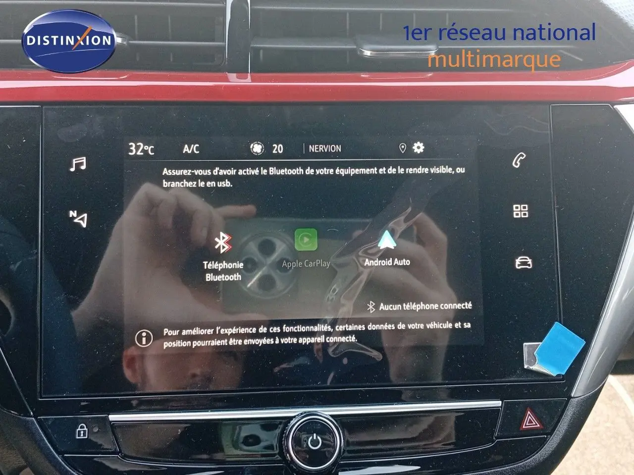 Écran tactile central de l’Opel Corsa rouge Kardio métal 2023 affichant options Bluetooth, Apple CarPlay et Android Auto.