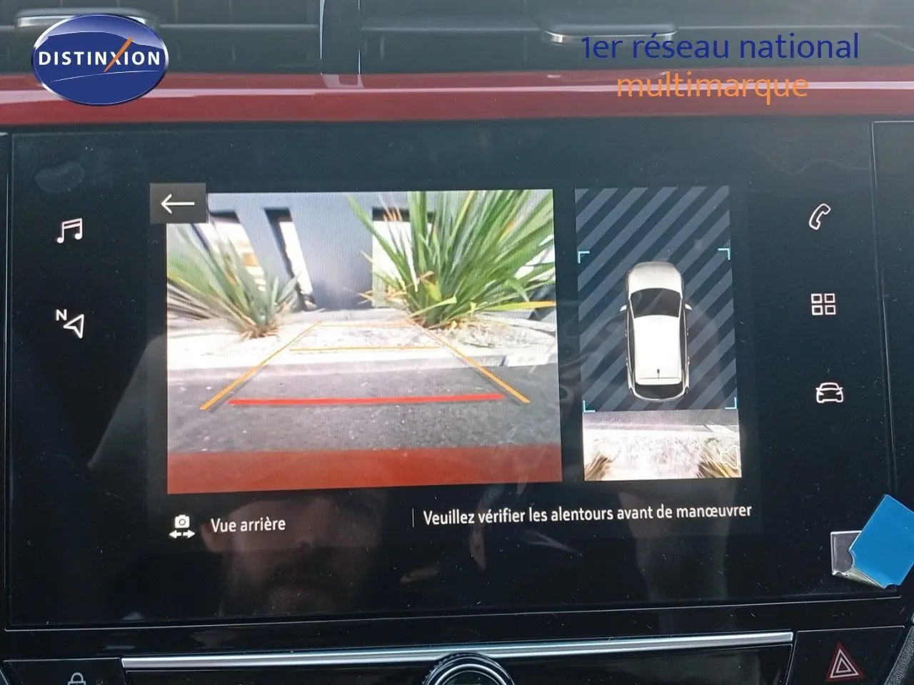 Écran multimédia de l'Opel Corsa rouge Kardio métal montrant la caméra de recul avec vue arrière et top down.