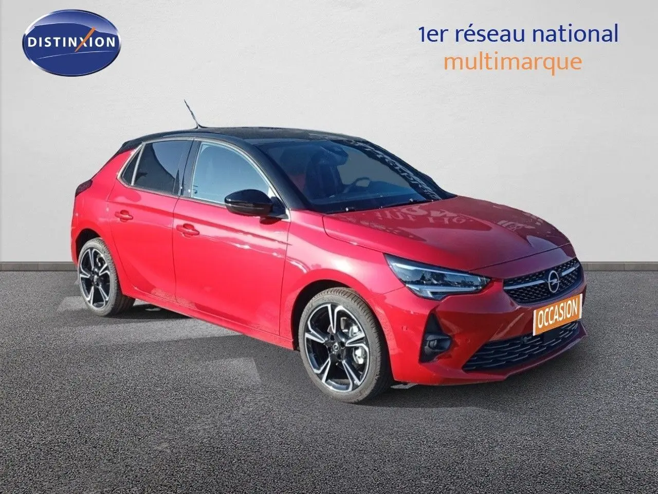 Opel Corsa rouge Kardio métal avec toit noir, vue 3/4 avant côté gauche sur fond neutre.