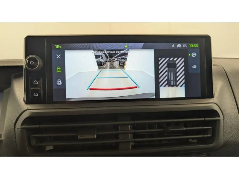 Vue intérieure centrée sur le volant et tableau de bord du Peugeot Expert Fourgon blanc, version 2025, avec écran tactile et boîte manuelle.