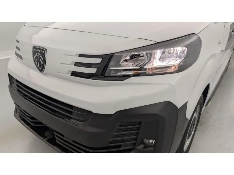Gros plan sur le levier de vitesses manuel noir du Peugeot Expert Fourgon blanc, version 2025, intérieur fonctionnel.