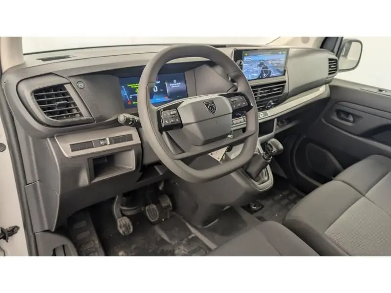Vue arrière d’un Peugeot Expert Fourgon blanc 2025 avec portes battantes et feux rouges verticaux.