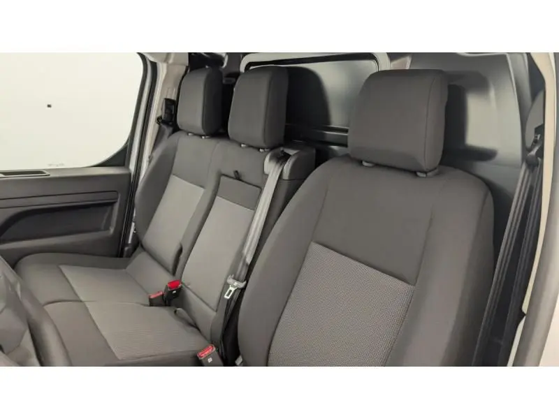 Peugeot Expert Fourgon blanc vue 3/4 arrière droit, fourgon utilitaire avec hayon arrière fermé et jantes acier.