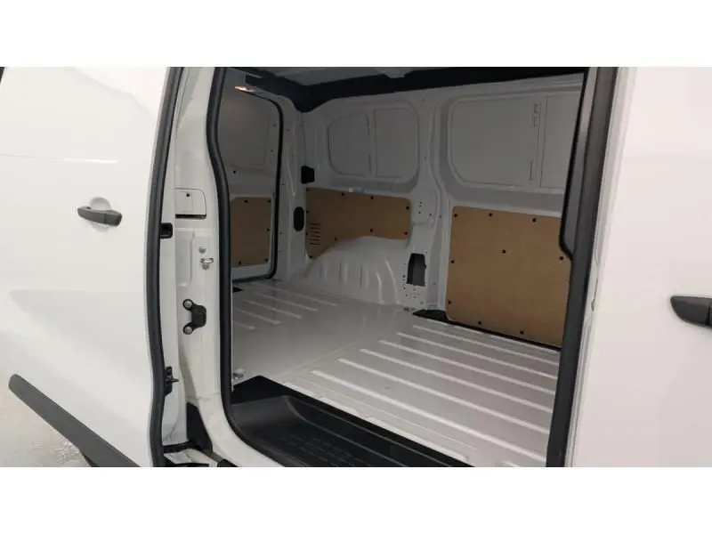 Vue arrière ouverte du Peugeot Expert Fourgon blanc 2025, montrant l’espace de chargement avec aménagements bois clairs.