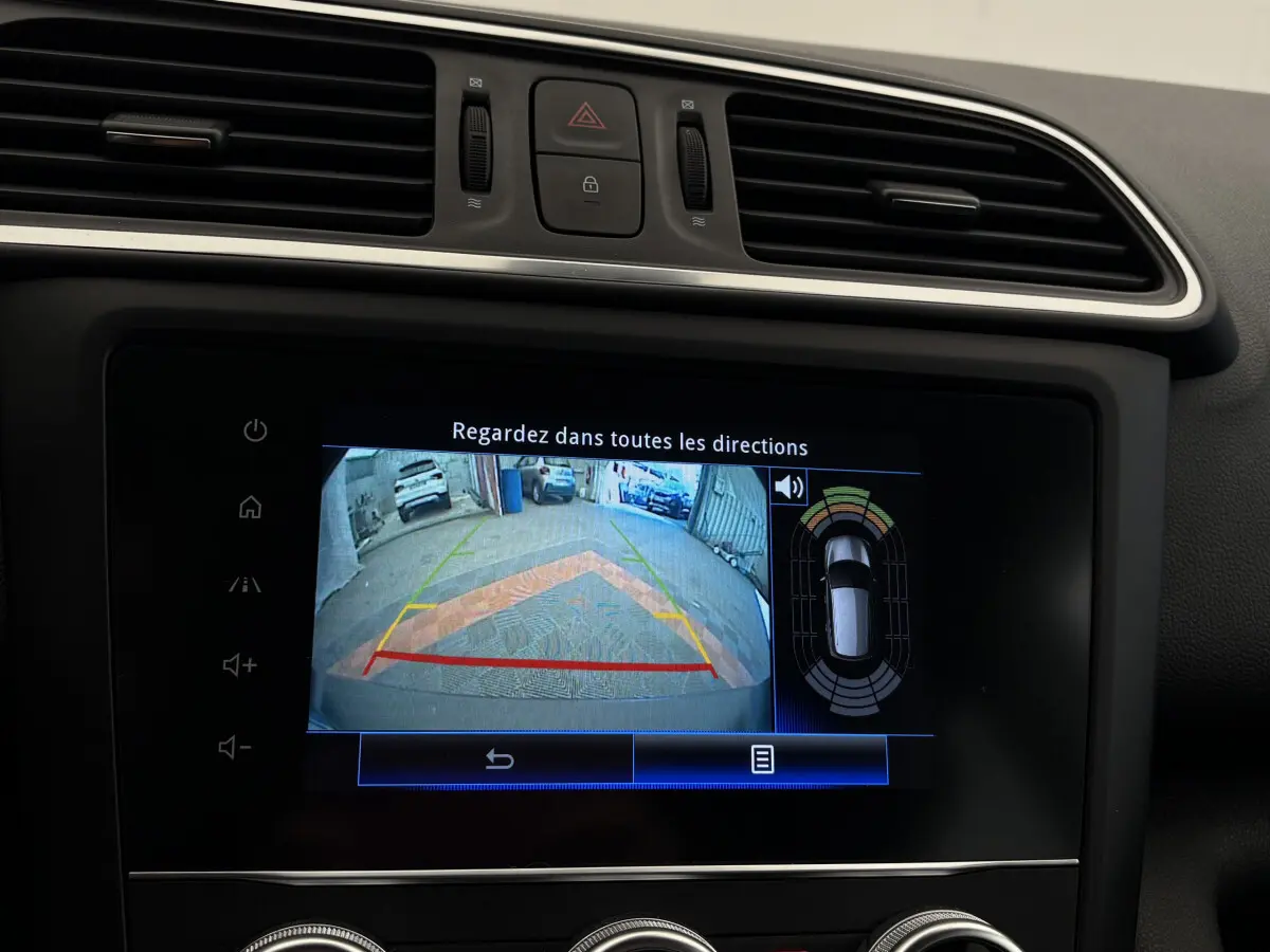Écran tactile intérieur montrant la caméra de recul et l'aide au stationnement du Renault Kadjar gris foncé.