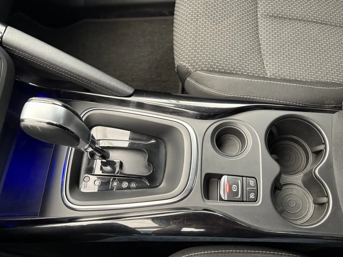 Vue plongeante sur la console centrale grise du Renault Kadjar Intens 2019 avec levier de boîte auto et porte-gobelets.