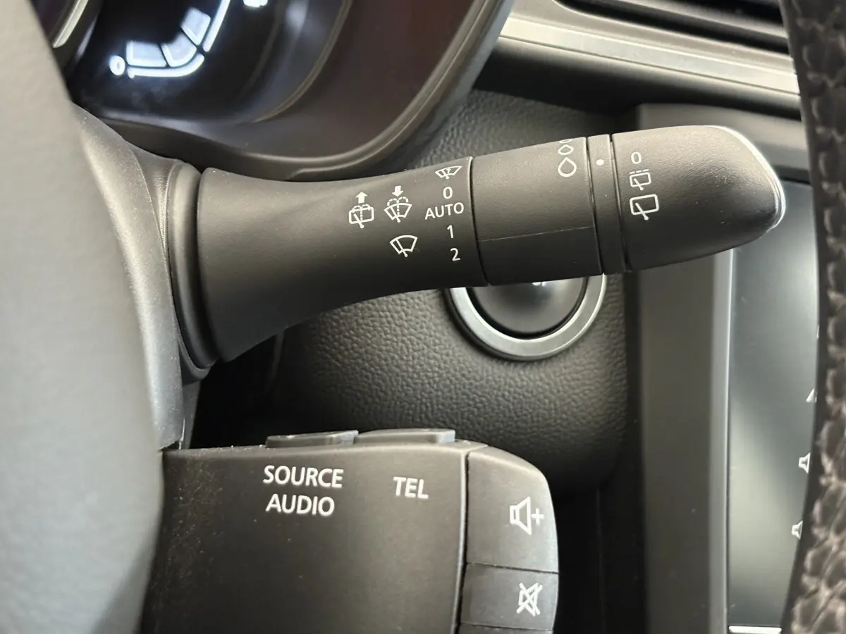 Gros plan sur la commande d’essuie-glace et les boutons audio au volant du Renault Kadjar gris foncé, intérieur 2019.