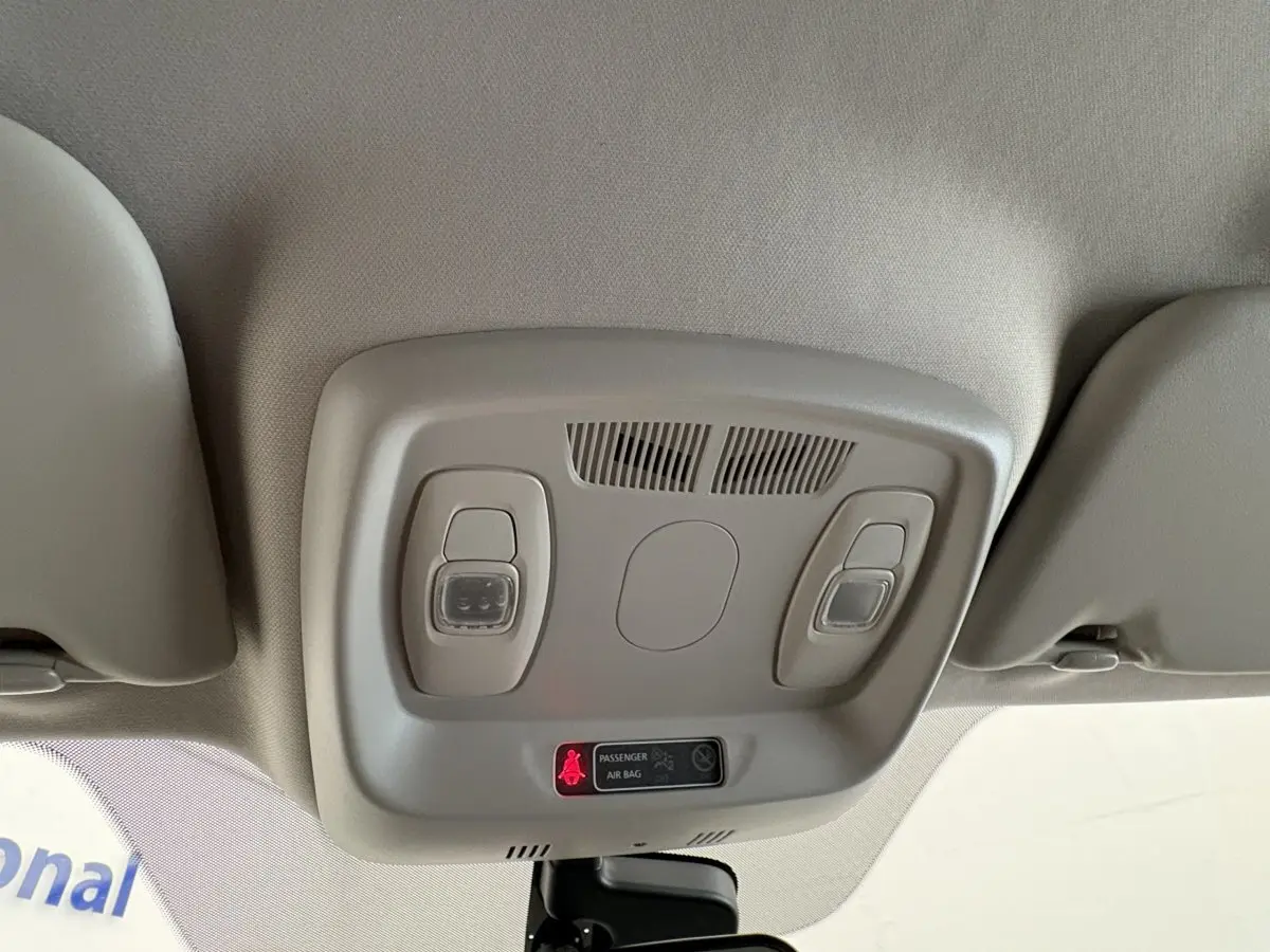 Plafonnier intérieur gris clair avec éclairages de lecture et témoin airbag passager allumé dans un Renault Kadjar 2019.