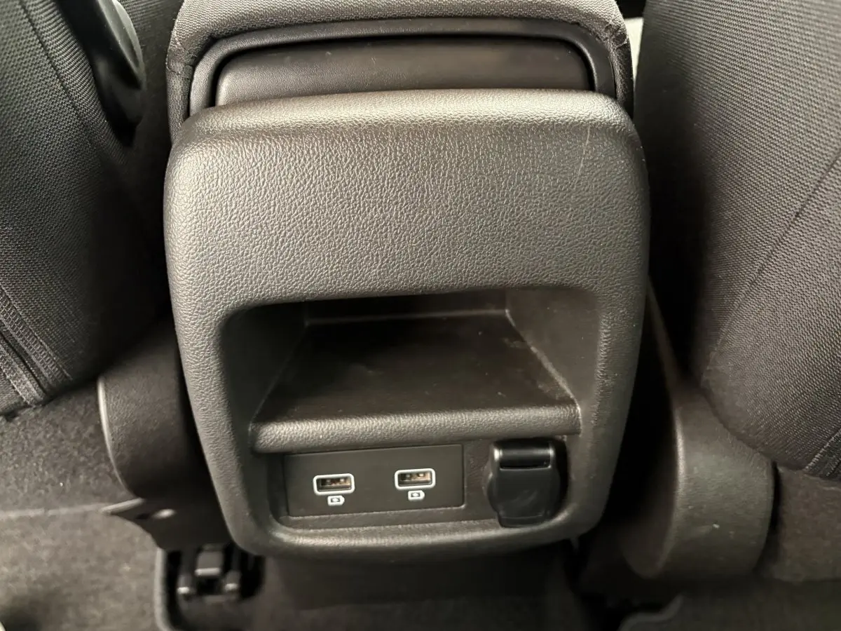 Gros plan sur la console arrière noire du Renault Kadjar 2019, avec deux ports USB visibles entre les sièges arrière.