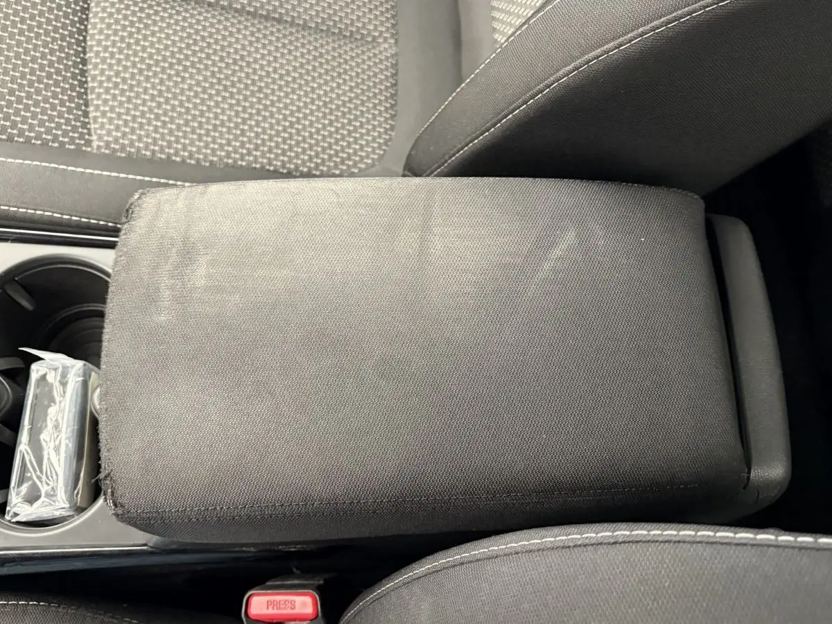 Accoudoir central en tissu gris foncé entre les sièges avant du Renault Kadjar Intens 2019.