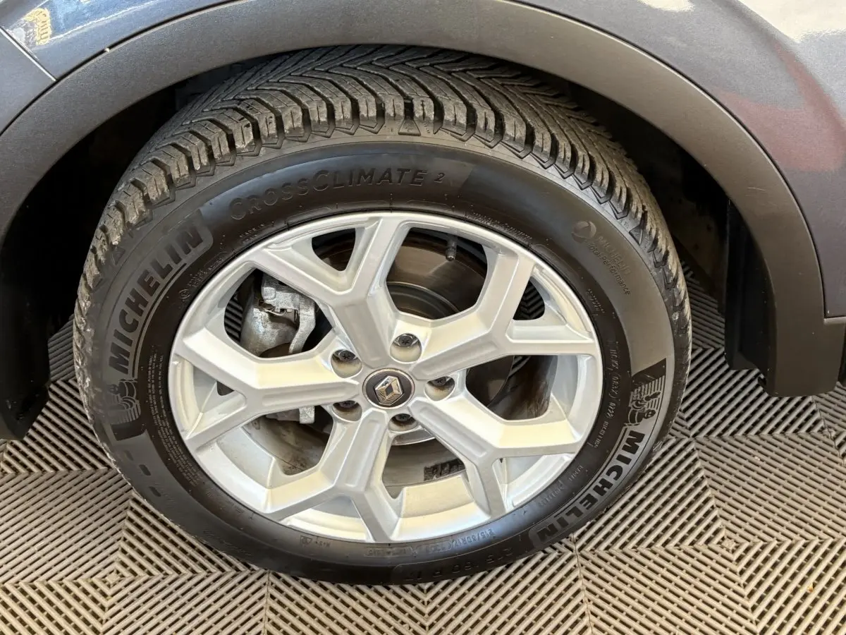 Gros plan sur la roue avant droite du Renault Kadjar gris foncé, avec jante alliage et pneu Michelin CrossClimate 2.