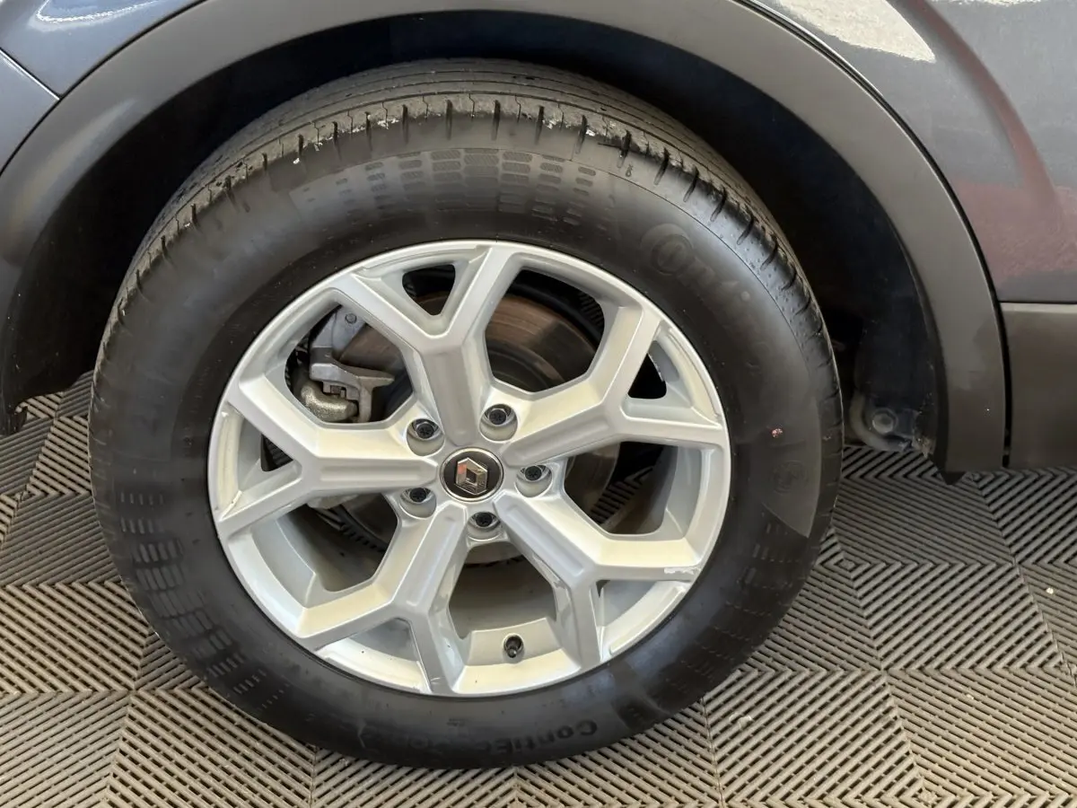 Gros plan sur la roue avant droite du Renault Kadjar gris foncé, mettant en valeur la jante alliage et le pneu Continental.