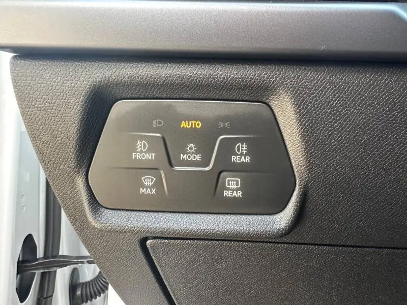 Panneau de commandes des feux et dégivrage, intérieur noir du CUPRA Formentor 2.0 TDI 150ch 2025 blanc Nevada.