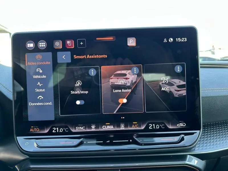 Écran tactile du système d’aide à la conduite du CUPRA Formentor 2025, affichant les assistants intelligents et la climatisation.
