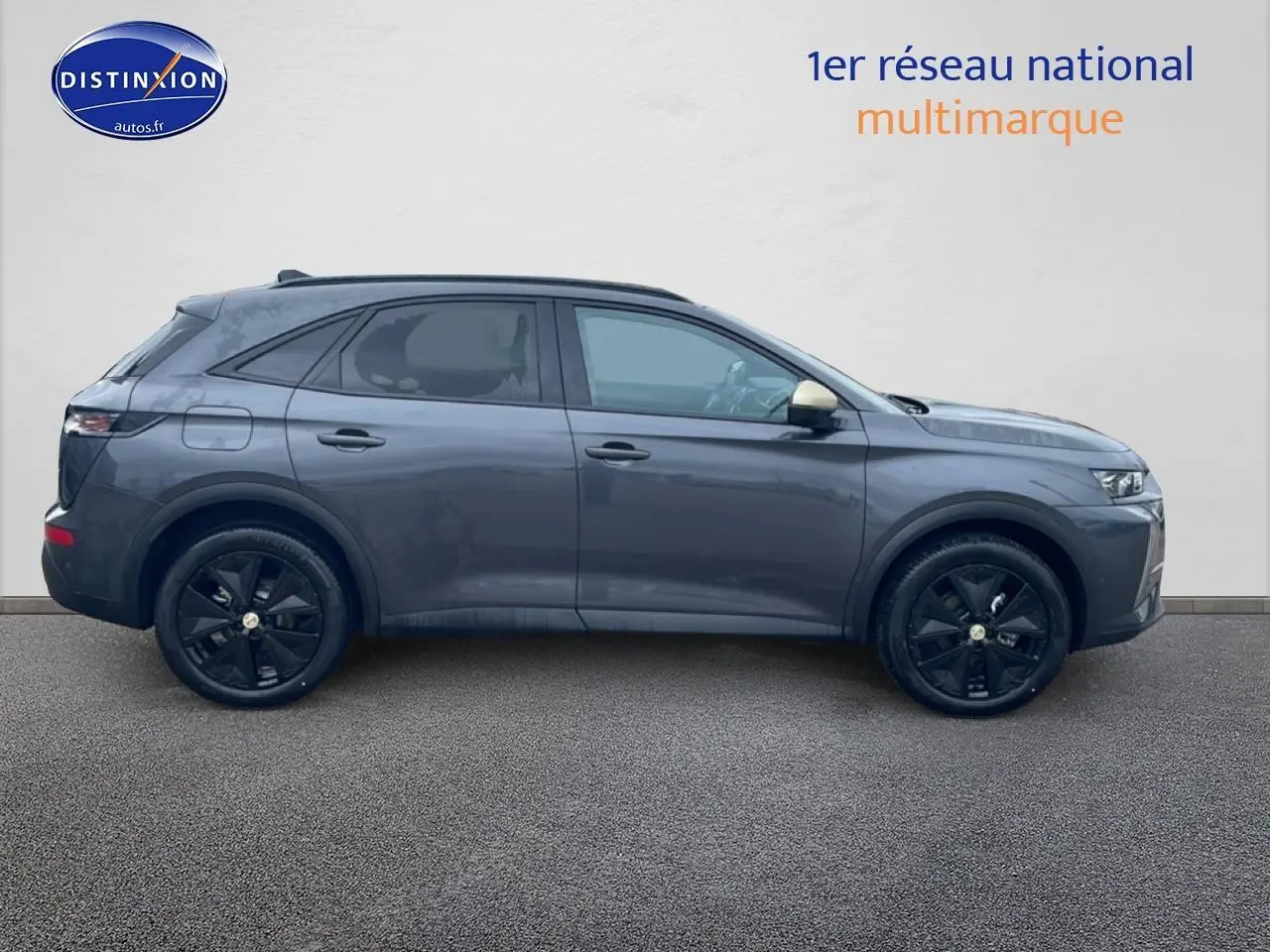 Vue de profil côté gauche du DS7 gris titane avec jantes noires et rétroviseurs couleur carrosserie.
