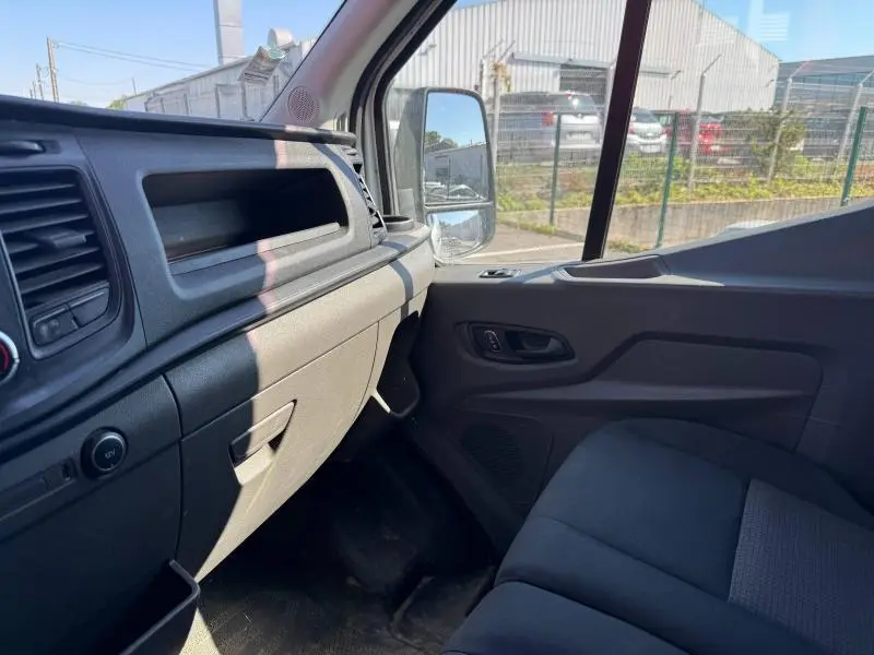 Intérieur côté passager du Ford Transit Fourgon blanc Glacier 2020, montrant tableau de bord et siège banquette noir.