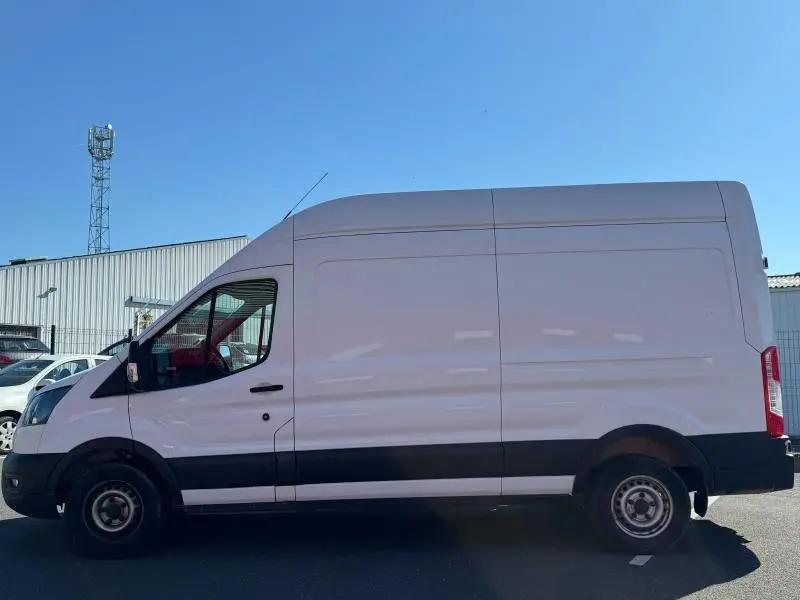 Profil côté gauche d'un Ford Transit Fourgon blanc Glacier de 2020 avec porte latérale coulissante et calandre noire.