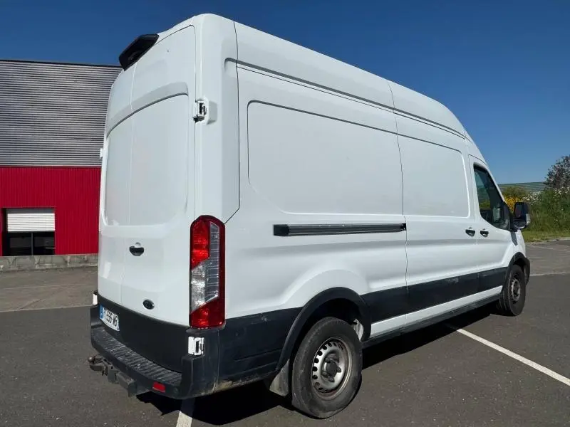 Vue 3/4 arrière droite d'un Ford Transit Fourgon blanc glacier avec double portes arrière et porte latérale coulissante.