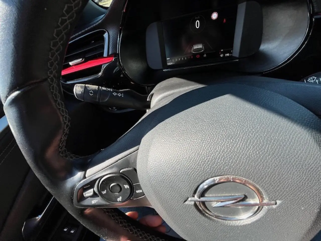 Vue rapprochée du volant cuir noir multifonction et du tableau de bord numérique de l'Opel Corsa 2021.