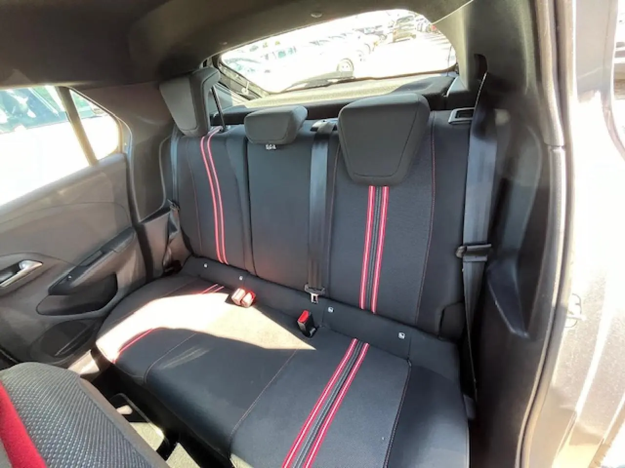 Vue intérieure arrière des sièges noirs avec bandes rouges de l'Opel Corsa 1.2i Turbo GS Line de 2021.