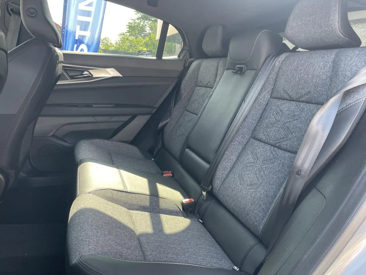 Vue latérale intérieure des sièges arrière gris textile refined avec motifs embossés du Renault Rafale 2025 finition Techno.