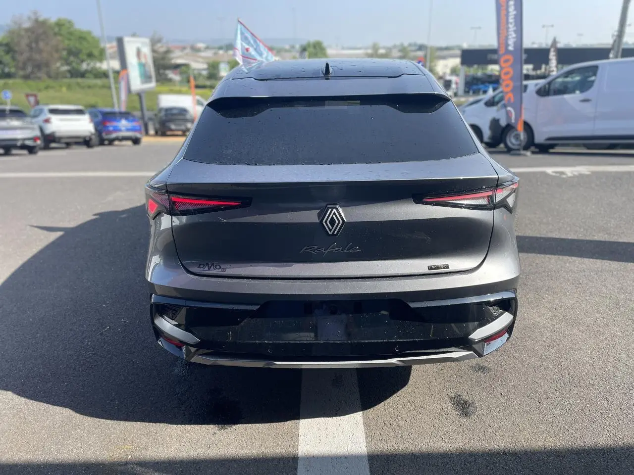 Vue arrière d'une Renault Rafale gris avec toit noir, feux arrière LED fins et vitrage arrière surteinté.