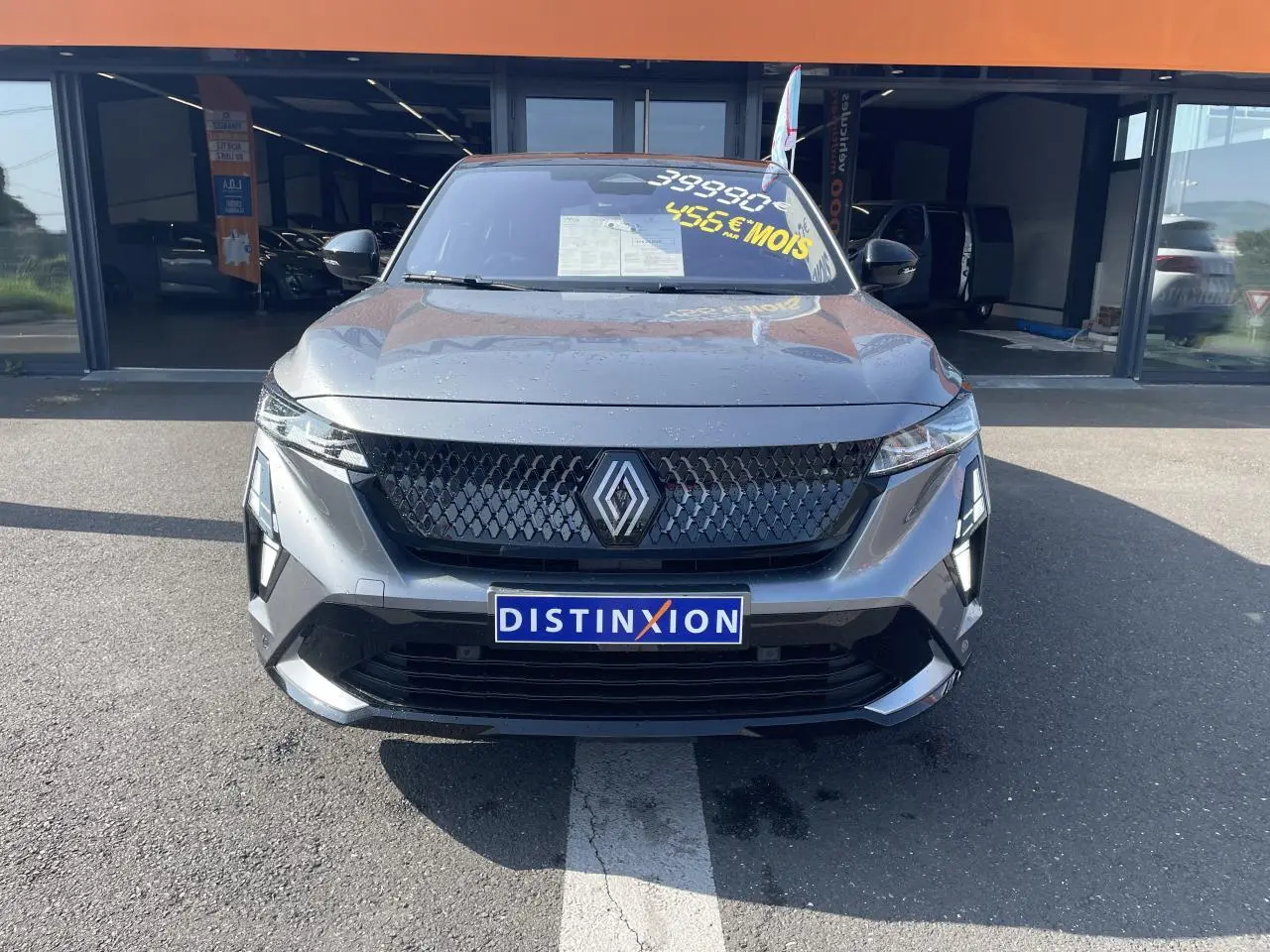 Vue frontale du Renault Rafale gris à toit noir, mettant en valeur sa calandre 3D et ses feux LED au design moderne.