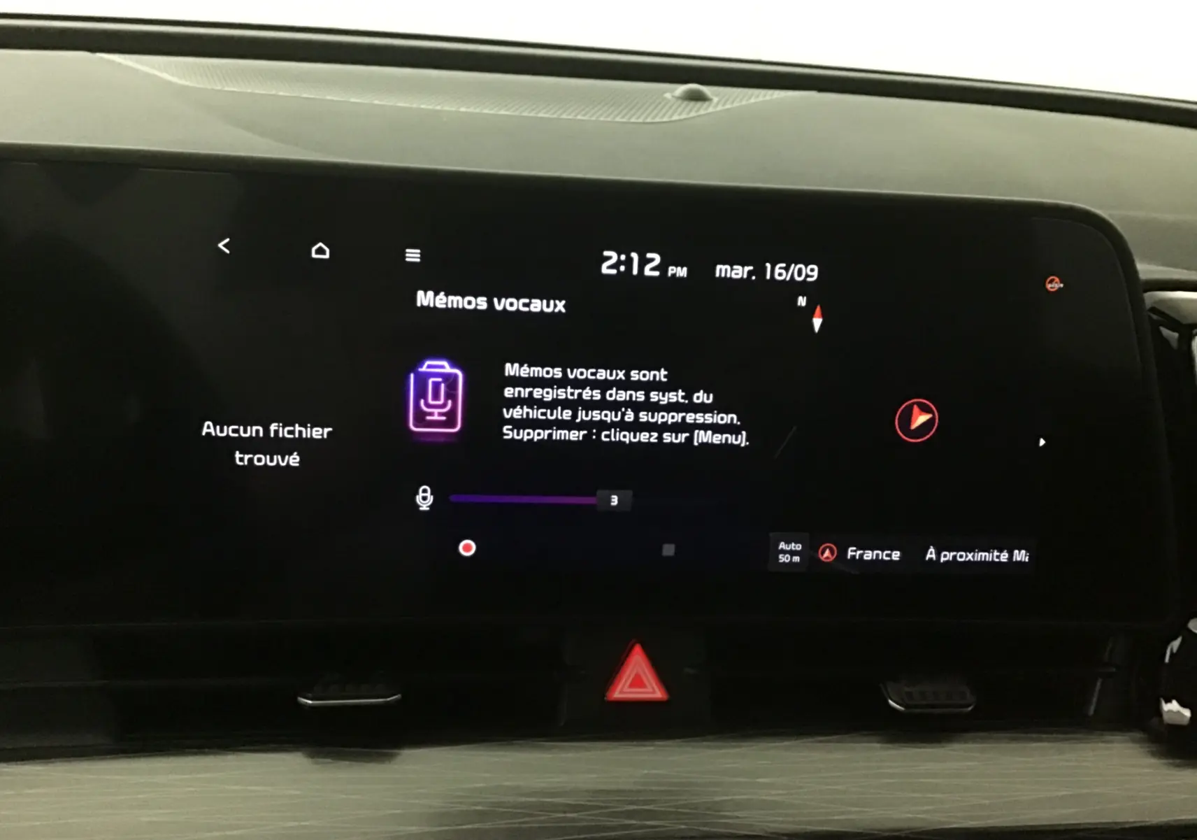 Écran tactile digital 12,3 pouces du tableau de bord du Kia Sportage gris Sirius 2025 affichant les mémos vocaux.