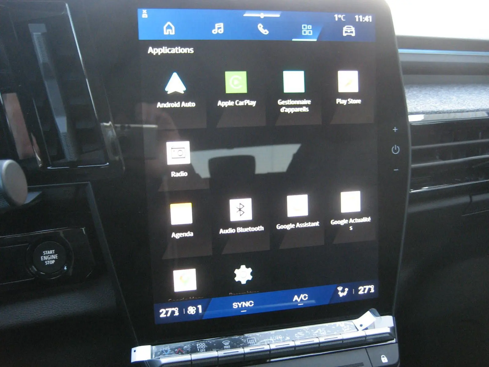 Écran tactile central affichant les applications multimédia dans l’habitacle du Renault Austral bleu outremer, vue de face.