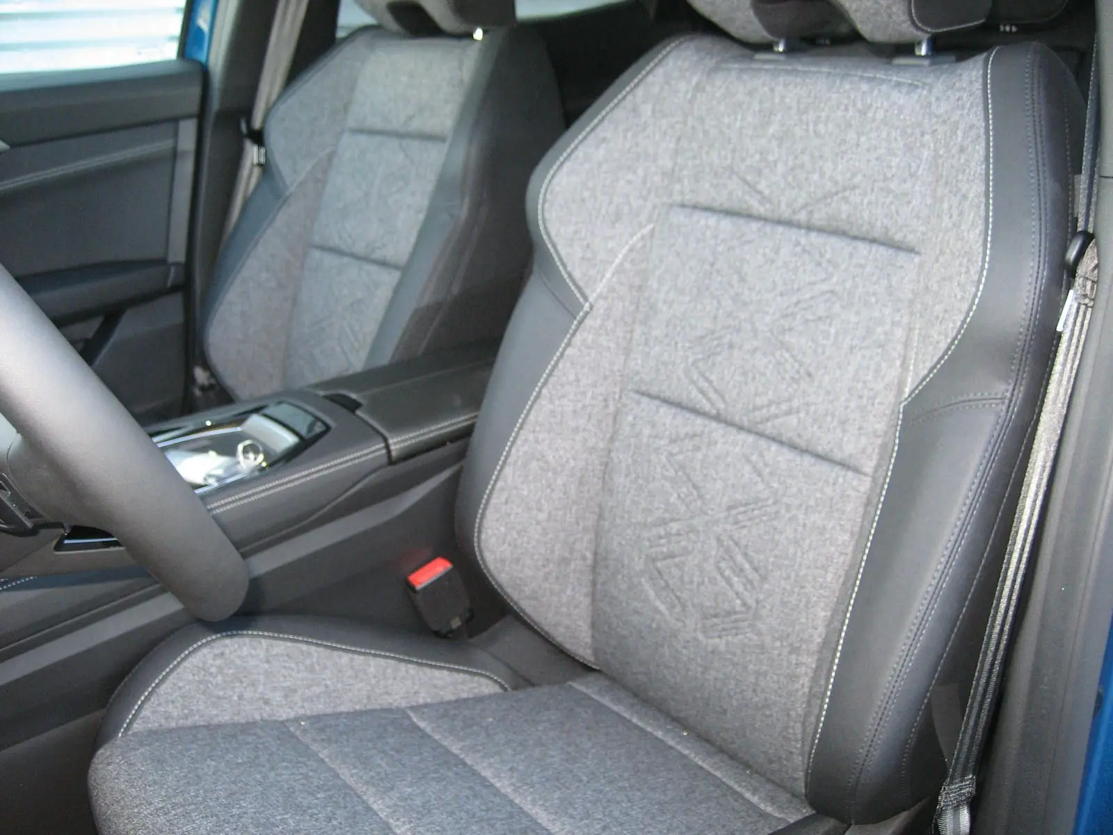 Vue intérieure rapprochée sur le siège avant droit en tissu gris et cuir noir du Renault Austral 2025 bleu outremer.