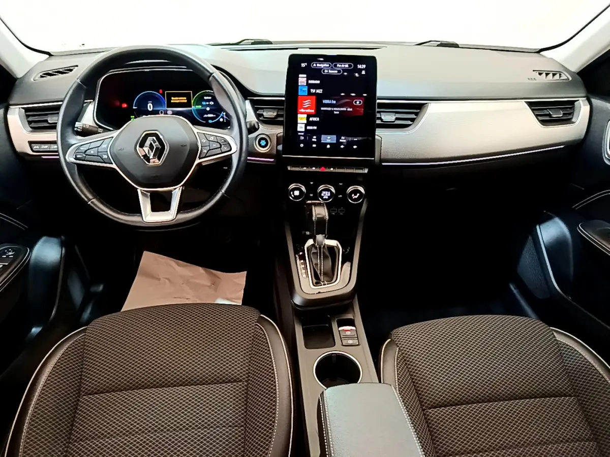 Vue intérieure avant du tableau de bord et volant de la Renault Arkana Techno E-Tech, avec écran tactile central vertical.