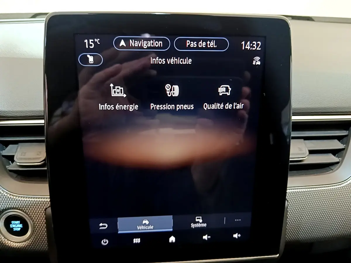 Vue rapprochée de l’écran tactile central du tableau de bord du Renault Arkana bleu, affichant les infos véhicule.