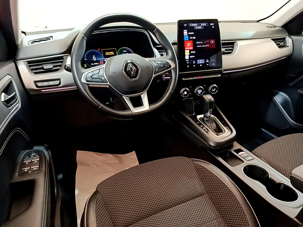 Vue intérieure avant du Renault Arkana bleu 2023, volant cuir, écran tactile vertical et console centrale avec boîte auto.