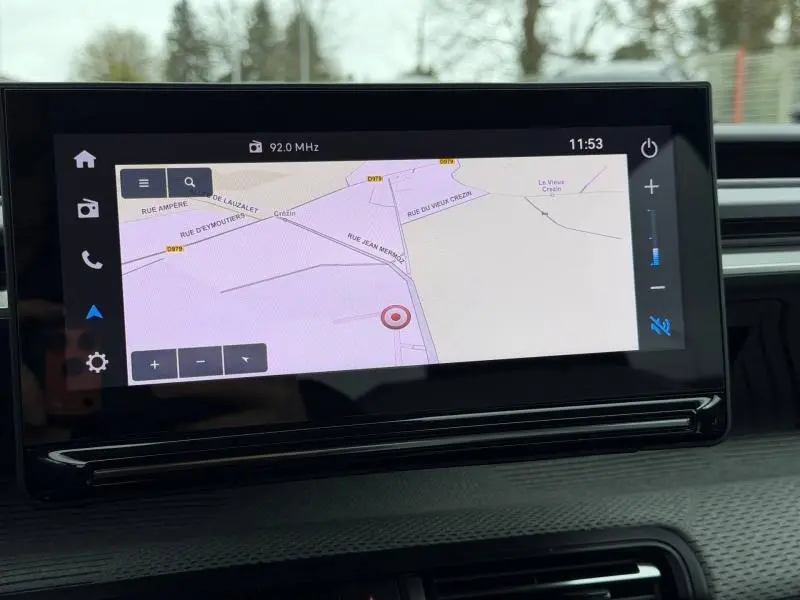 Écran tactile central du tableau de bord de la Citroën C3 2025, affichant la navigation GPS.