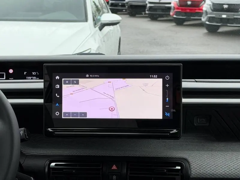 Vue avant rapprochée du tableau de bord de la Citroën C3 2025 avec écran tactile affichant une carte de navigation.