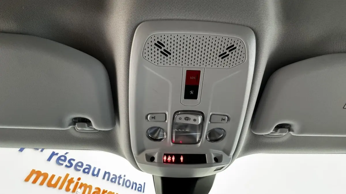 Vue intérieure du plafonnier gris clair avec commandes d’éclairage et bouton SOS du Peugeot 2008 2022.