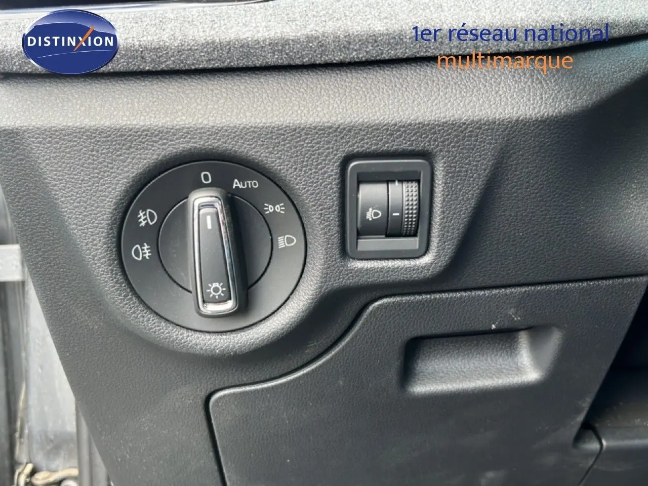 Détail du tableau de bord côté gauche avec commande des phares et réglage de l’intensité lumineuse sur Skoda Scala gris magnétique.