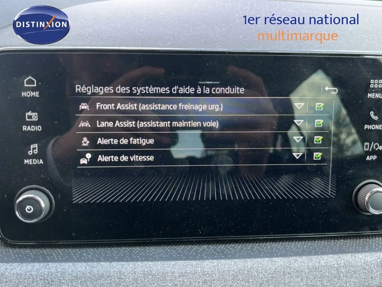 Écran tactile du tableau de bord SKODA SCALA 2025 affichant les réglages d’aides à la conduite.