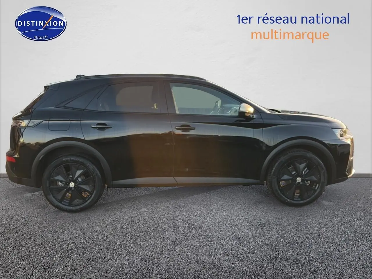 Vue latérale droite d'un DS7 noir 2026 avec jantes noires et vitres surteintées sur fond clair.