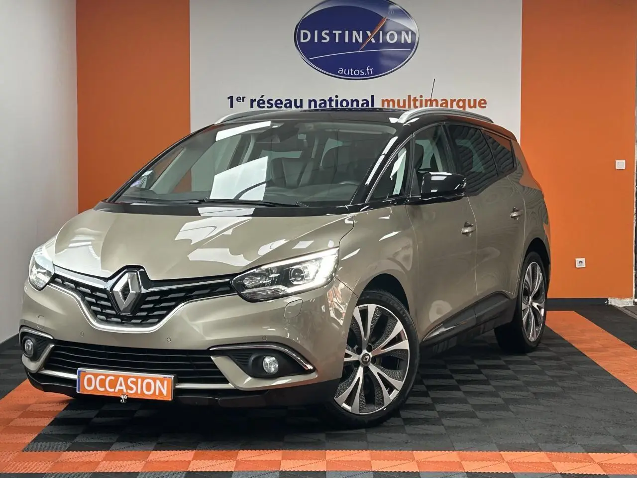 Renault Scenic Grand IV marron clair vu en 3/4 avant droit, avec jantes alliage 20 pouces et toit panoramique.