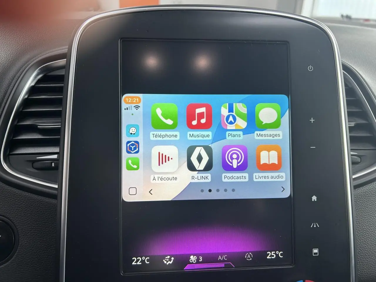 Écran tactile central affichant Apple CarPlay dans un Renault Scénic Grand IV, intérieur noir moderne.