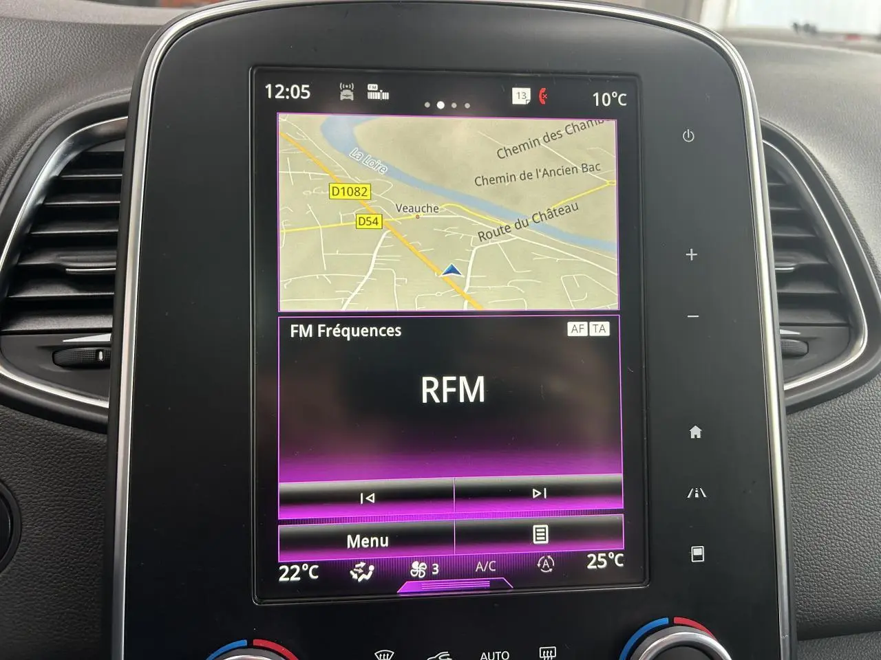 Écran tactile central du tableau de bord du Renault Scénic Grand IV, affichant la navigation et la radio RFM.